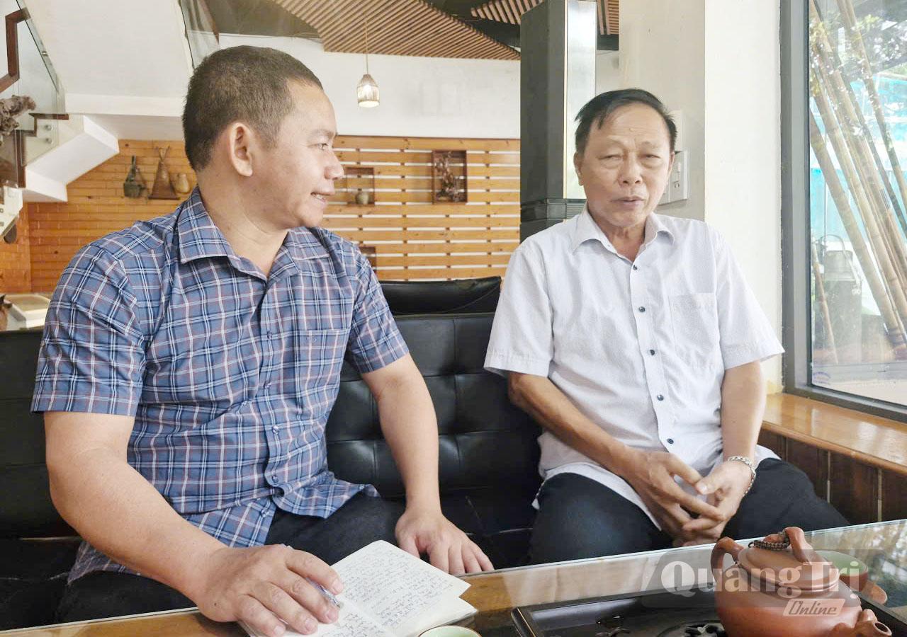 Ông Đoàn Công Kê (bên phải) trò chuyện cùng phóng viên về những cuộc tư vấn pháp luật miễn phí cho người dân - Ảnh: X.V