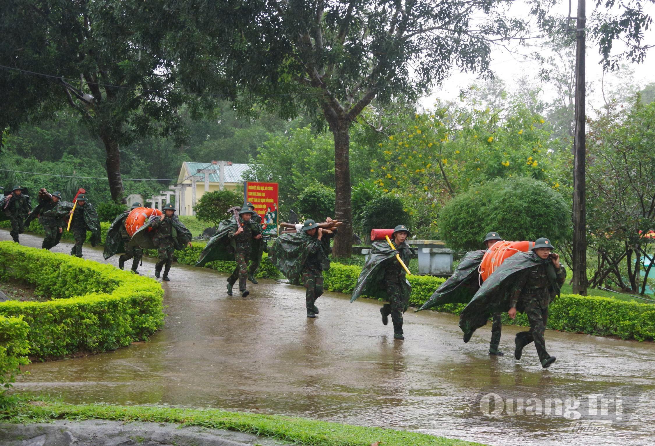 Cán bộ, chiến sĩ luyện tập cách tổ chức lực lượng, cơ động, tiếp cận khu vực xảy ra sự cố - Ảnh: H.C