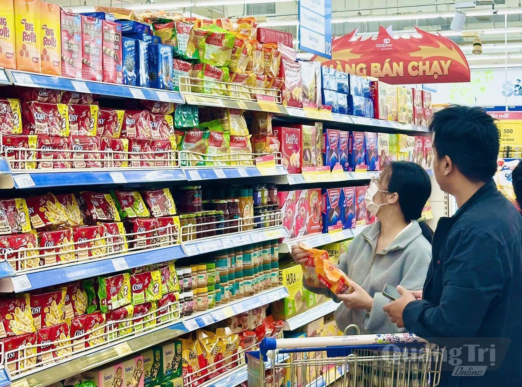 Với nguồn hàng hóa đa dạng, Co.opmart Quảng Bình sẵn sàng phục vụ người dân trong mùa mưa bão - Ảnh: H.C