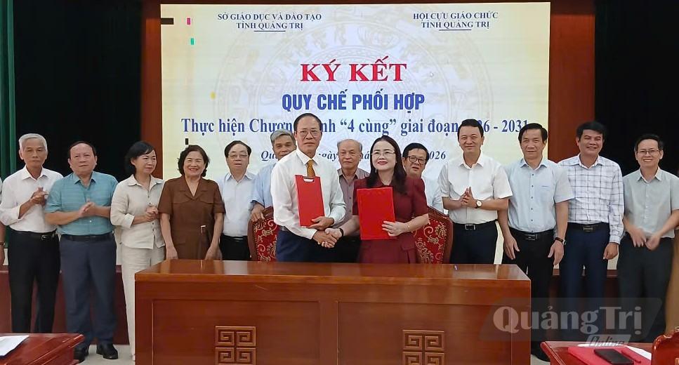 Đại diện lãnh đạo hai đơn vị ký kết quy chế phối hợp - Ảnh: H.Đ