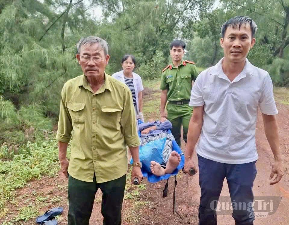 Tổ công tác của Công an xã Ninh Châu phát hiện, đưa người dân bị ngộ độc đi cấp cứu - Ảnh: CAXNC