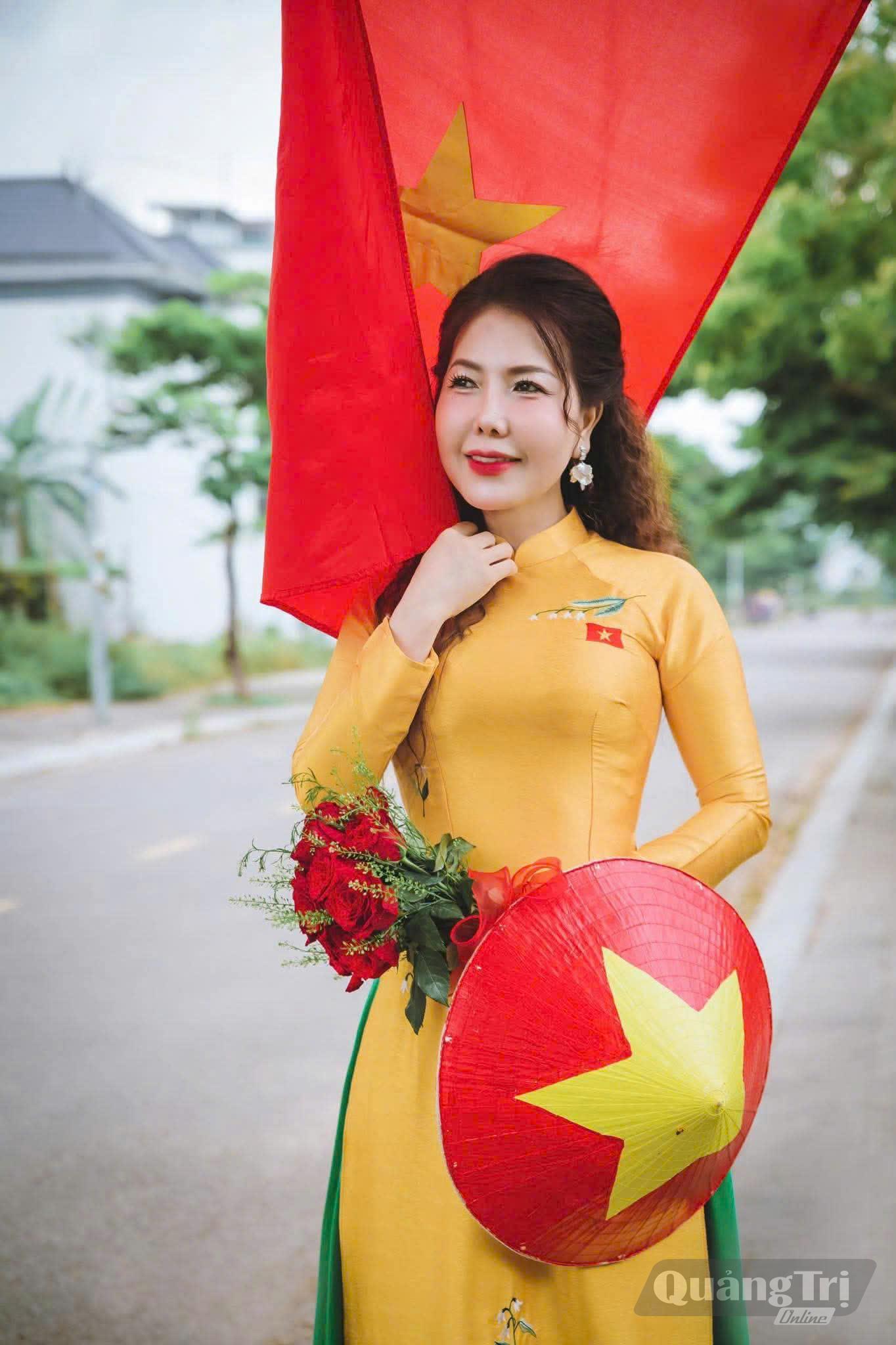 Áo dài, nón lá càng tôn lên vẻ đẹp thanh lịch của người phụ nữ - Ảnh: Nh.V