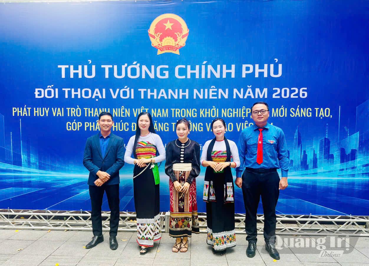 Anh Phan Thanh Sơn (ngoài cùng bên trái) tham gia chương trình Thủ tướng Chính phủ đối thoại với thanh niên năm 2026 - Ảnh: NVCC