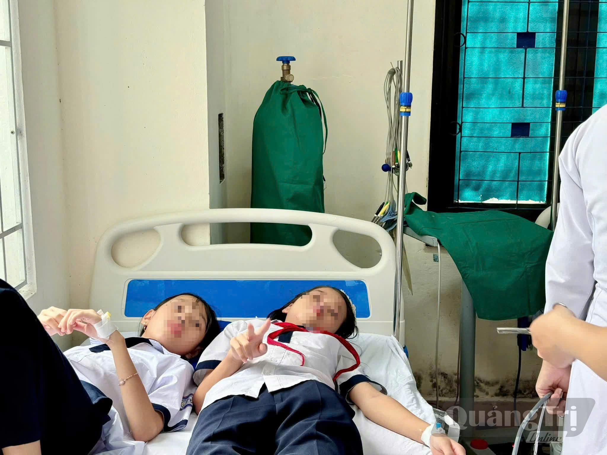Những học sinh bị nặng được đưa tới Bệnh viện đa khoa khu vực Triệu Hải - Ảnh: BVĐKKVTH