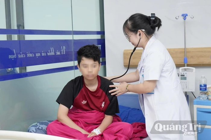 Bệnh nhi 14 tuổi rơi vào tình trạng sốc mất máu do xuất huyết tiêu hóa