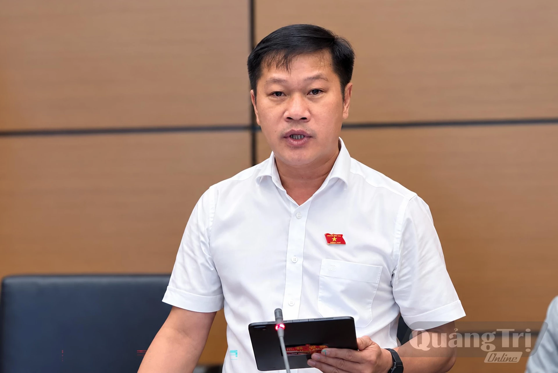 Đồng chí Nguyễn Khánh Vũ, Bí thư Đảng ủy, Chủ tịch HĐND phường Quảng Trị tham gia thảo luận - Ảnh: C.T.V