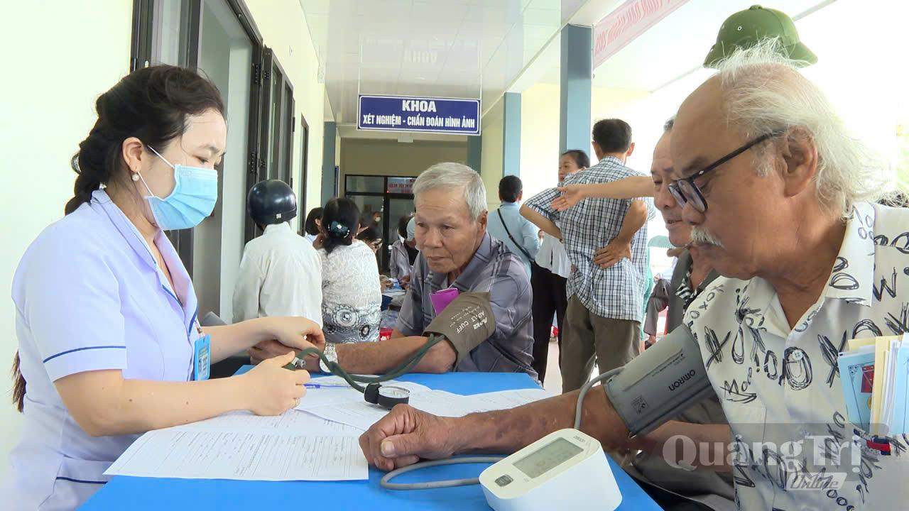 Tư vấn, chăm sóc sức khỏe người cao tuổi tại Trạm Y tế phường Nam Đông Hà - Ảnh: V.H