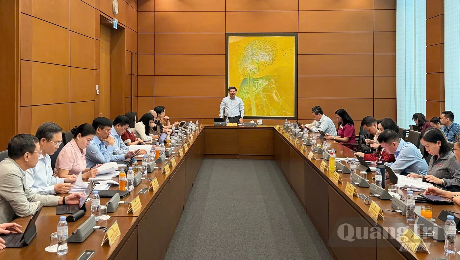 Đồng chí Trần Vũ Khiêm, Phó Bí thư Thường trực Tỉnh ủy, Trưởng đoàn Đại biểu Quốc hội tỉnh chủ trì phiên thảo luận - Ảnh: CTV
