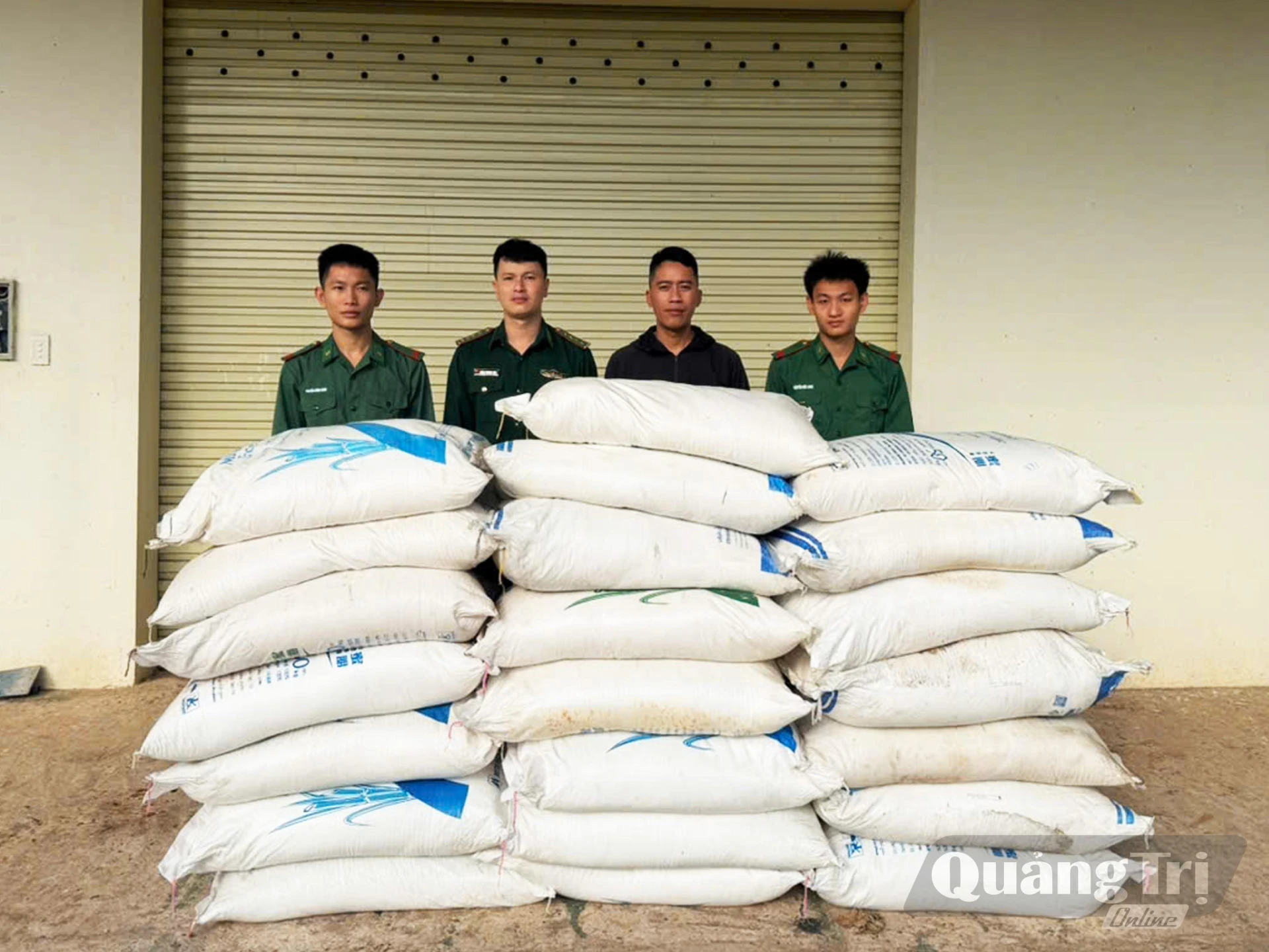 1.	Ông Trần Minh Thoả và tang vật 1.100kg đường kính nhập lậu.