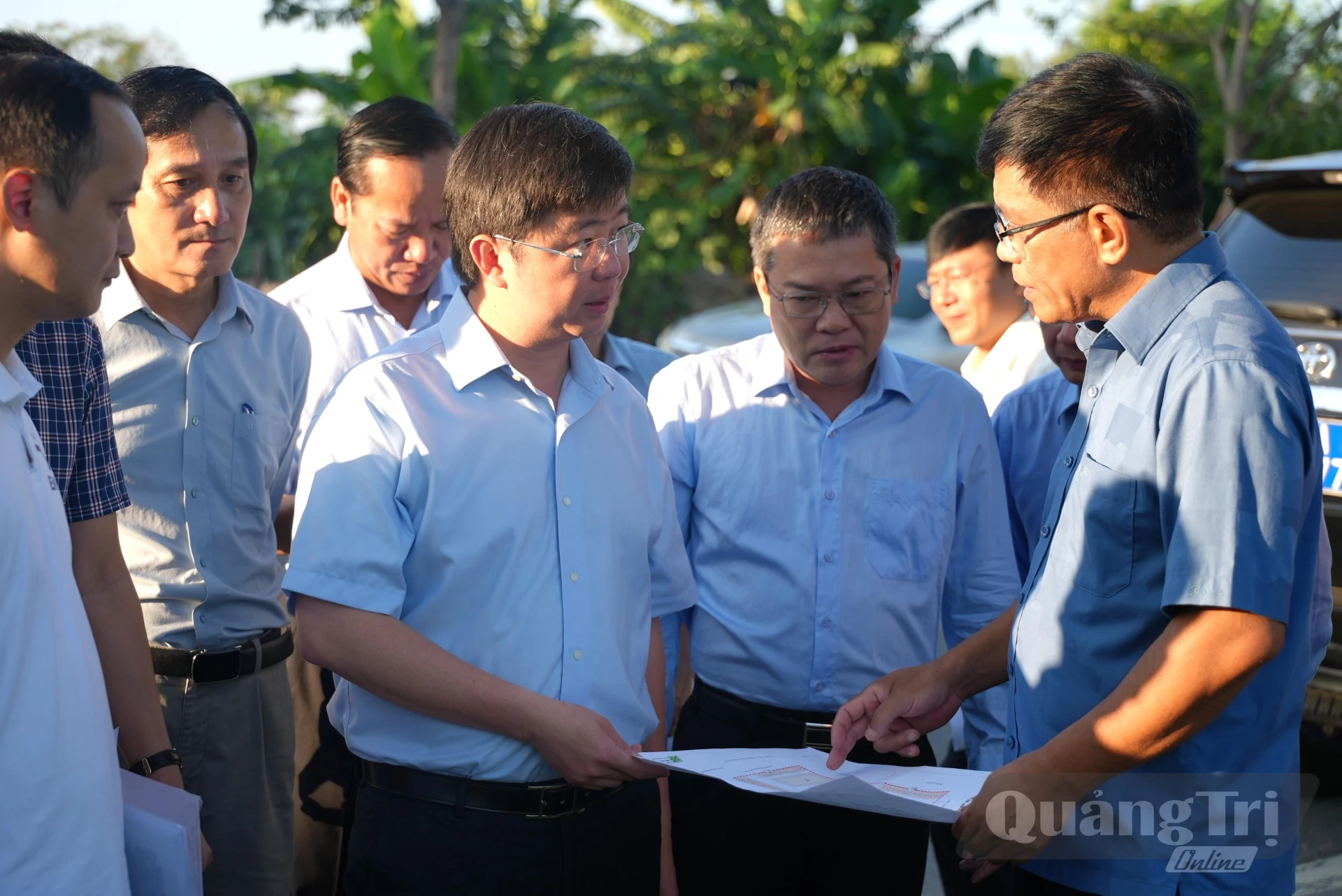 Đồng chí Bùi Hoàng Phương, Chủ tịch UBND tỉnh nghe lãnh đạo Sở Xây dựng báo cáo tình hình thực hiện dự án - Ảnh: T.Đ