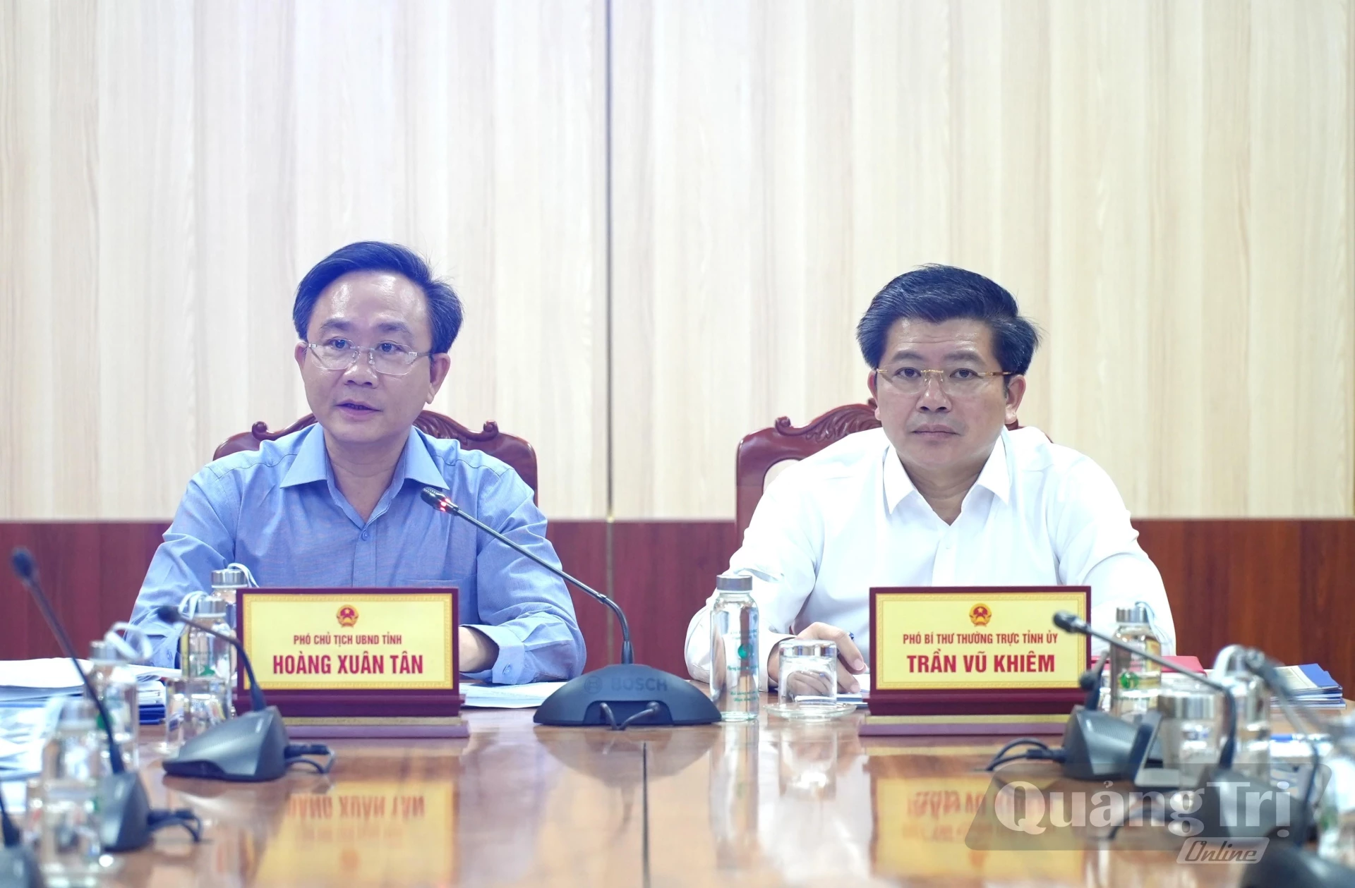 Đồng chí Trần Vũ Khiêm, Phó Bí thư Thường trực Tỉnh ủy, Trưởng Đoàn ĐBQH tỉnh và đồng chí Hoàng Xuân Tân, Phó Chủ tịch UBND tỉnh chủ trì buổi làm việc - Ảnh: T.Đ