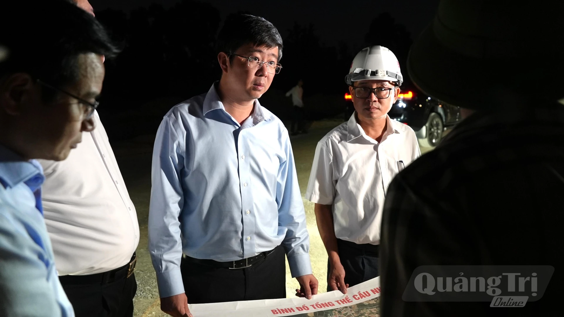 Đồng chí Bùi Hoàng Phương, Chủ tịch UBND tỉnh nghe các đơn vị liên quan báo cáo tiến độ công trình - Ảnh: T.Đ