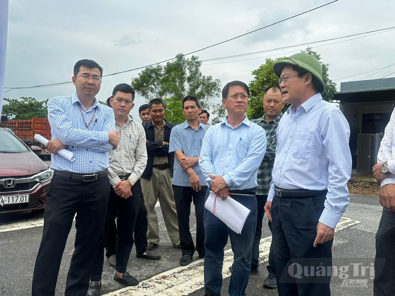 Phó Chủ tịch UBND tỉnh Phan Phong Phú chỉ đạo đẩy nhanh tiến độ thực hiện dự án, đảm bảo đúng kế hoạch. Ảnh: V.A