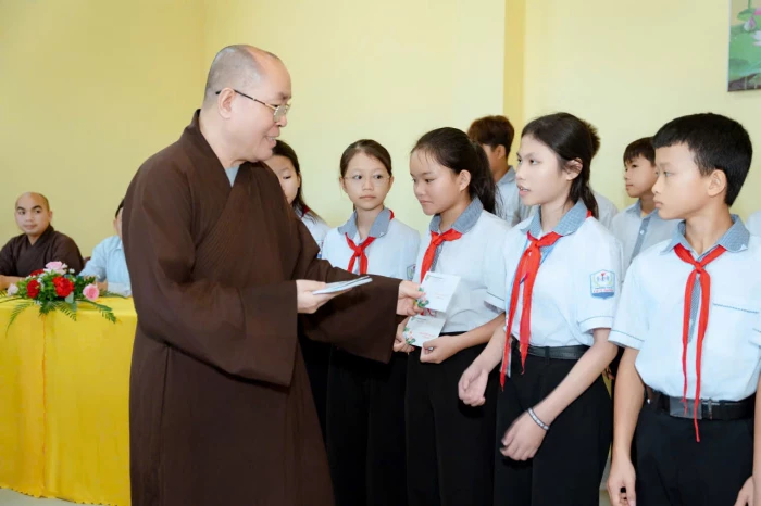 Chùa Hải Quang (TP. Hồ Chí Minh): Trao học bổng Tâm Hòa cho học sinh tỉnh Quảng Trị