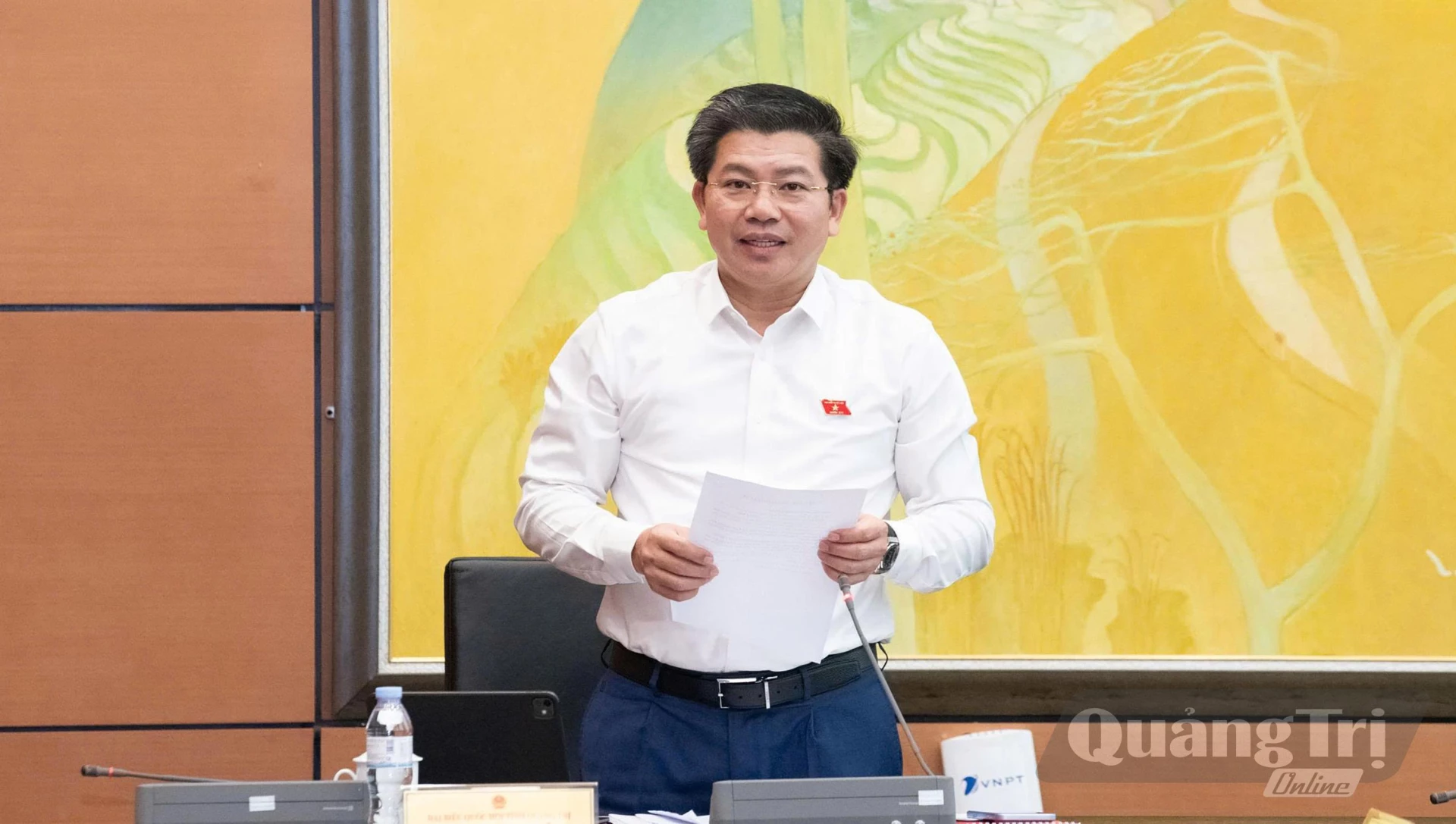 Đồng chí Trần Vũ Khiêm, Phó Bí thư Thường trực Tỉnh ủy, Trưởng đoàn Đại biểu Quốc hội tỉnh thảo luận về Dự án Luật sửa đổi, bổ sung một số điều của Luật Điện lực - Ảnh: CTV

