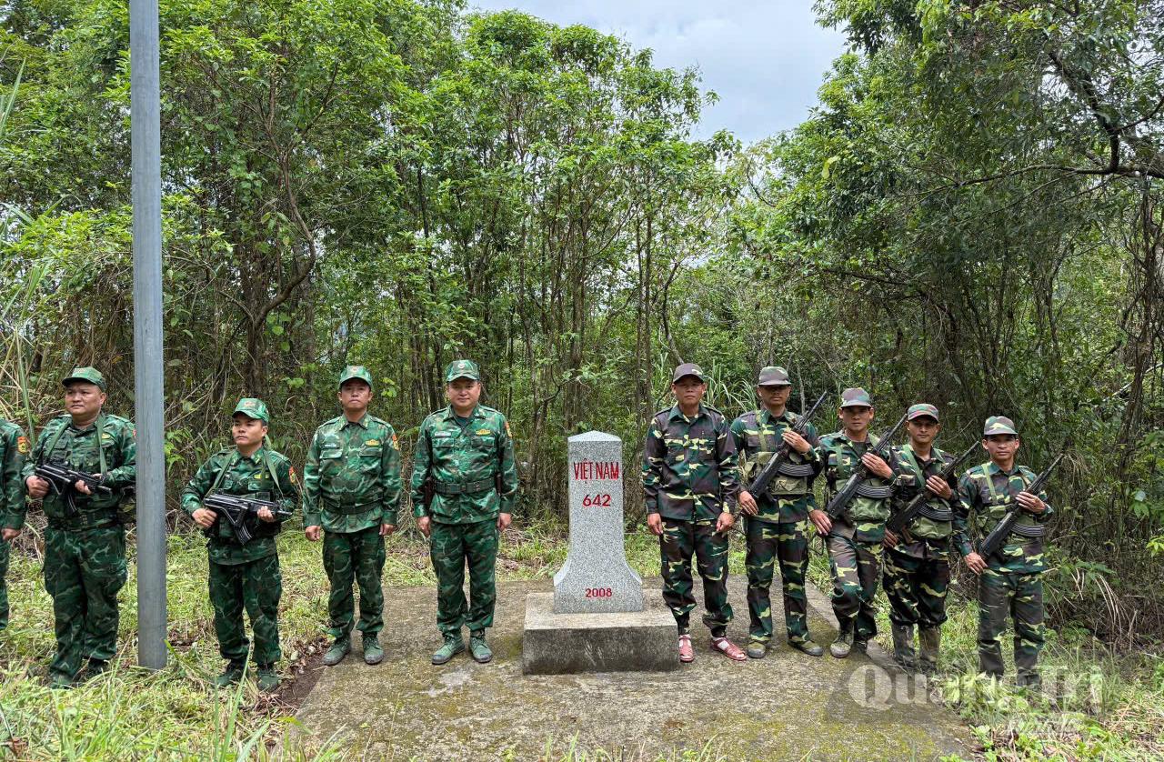 Cán bộ, chiến sĩ Đồn Biên phòng Cửa khẩu quốc tế La Lay phối hợp với đơn vị phía bạn Lào tuần tra, kiểm soát, bảo vệ biên giới chung giữa hai nước - Ảnh: P.X.D