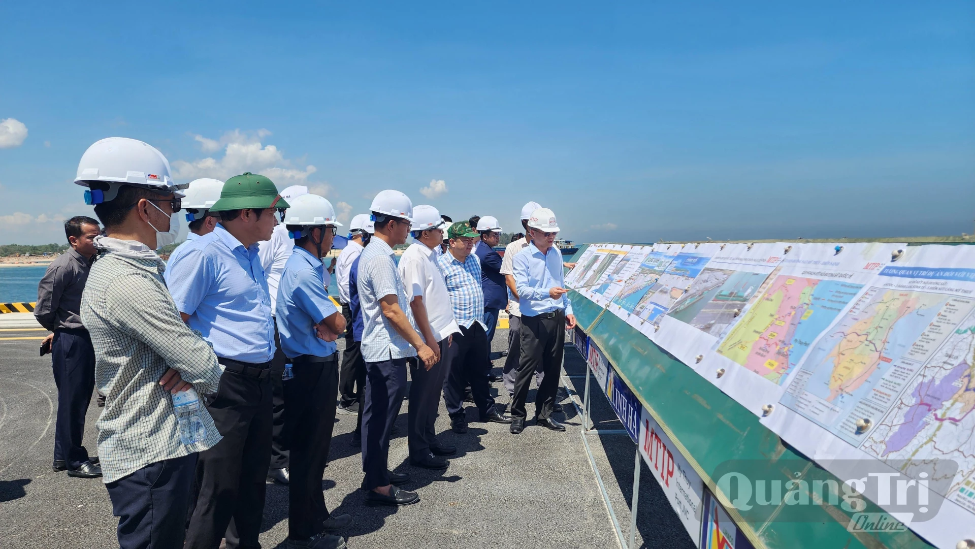 Đại diện Công ty CP liên doanh Cảng quốc tế Mỹ Thủy giới thiệu tổng quan về dự án - Ảnh: Tạ Hưng