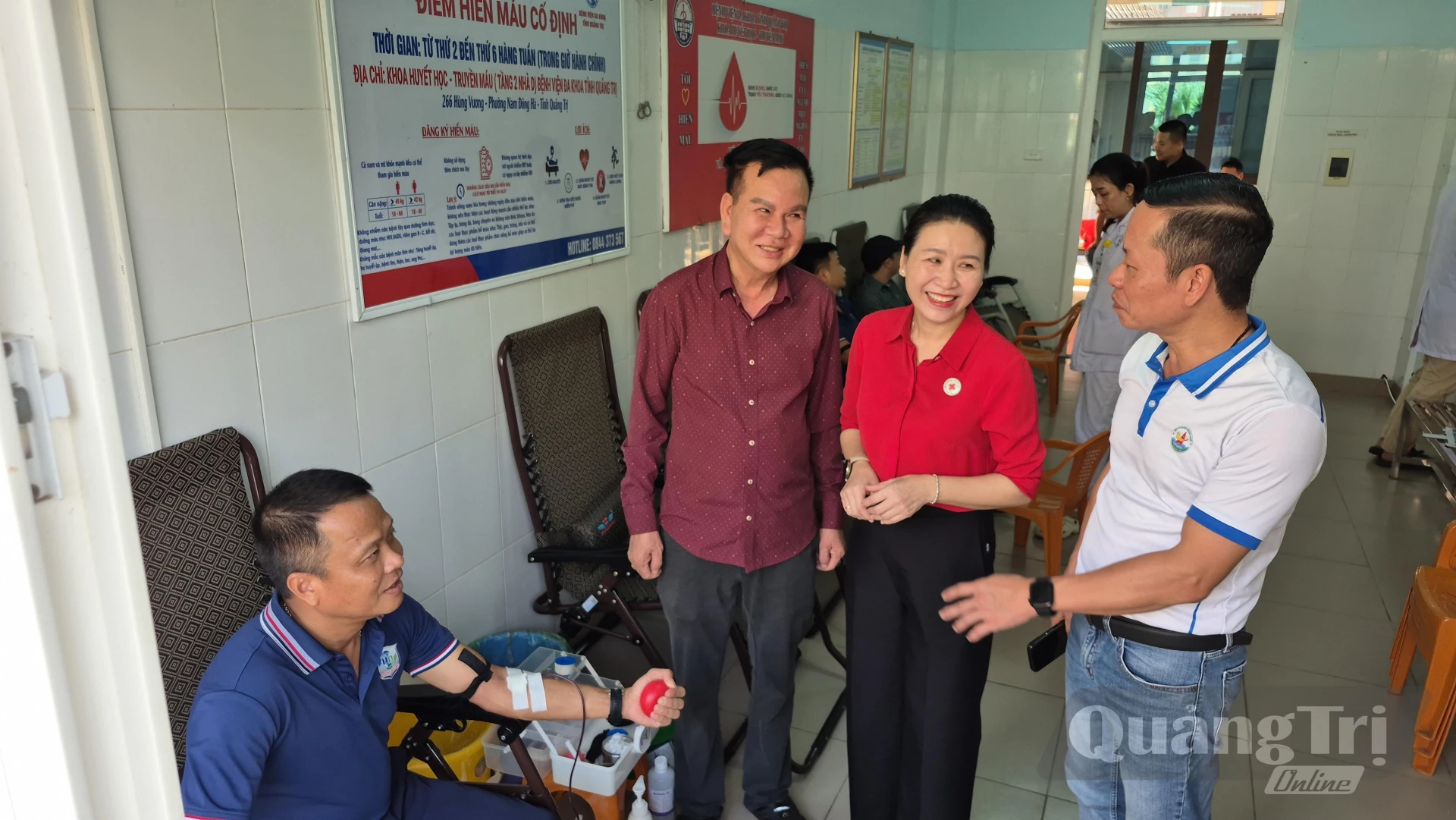Đại diện các đơn vị thăm hỏi, động viên doanh nhân tham gia hiến máu tình nguyện-Ảnh: B.C