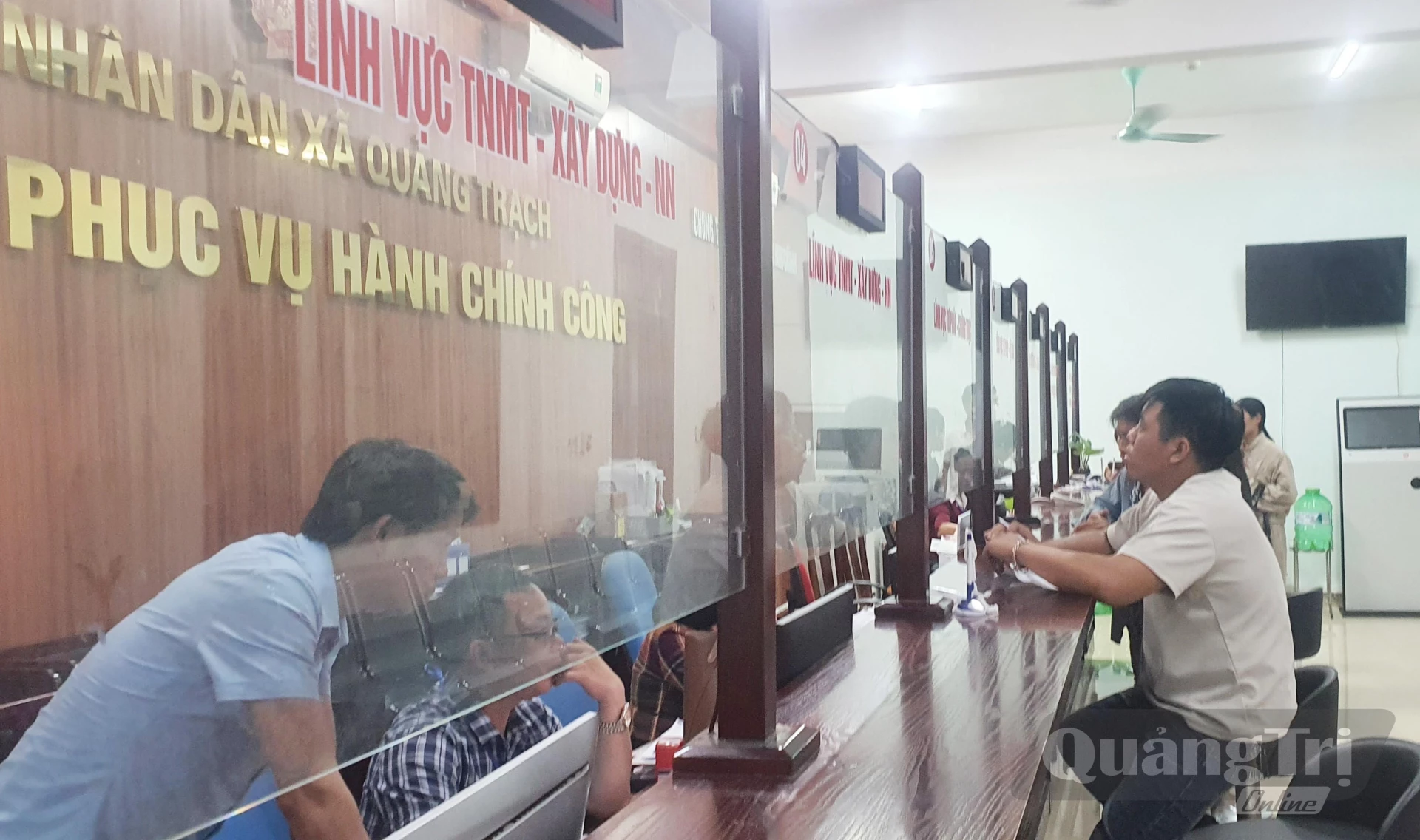 Trung tâm Phục vụ hành chính công của xã Quảng Trạch chú trọng đẩy mạnh ứng dụng chuyển đổi số, công nghệ thông tin, đổi mới sáng tạo, cải cách hành chính - Ảnh: B.T