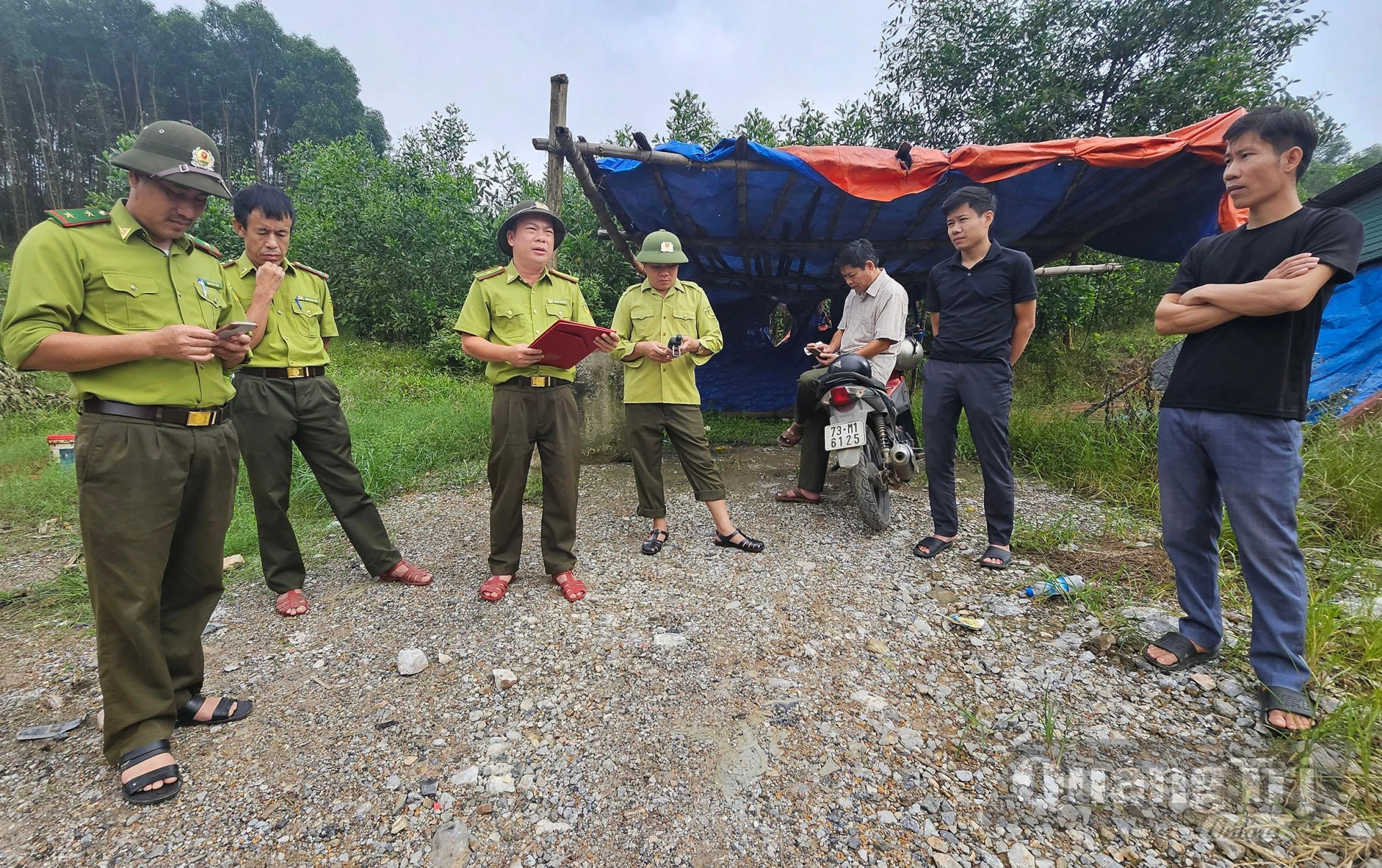 Lực lượng Hạt Kiểm lâm Minh Hóa kiểm tra rừng và đất lâm nghiệp trên địa bàn xã Minh Hóa - Ảnh: X.V