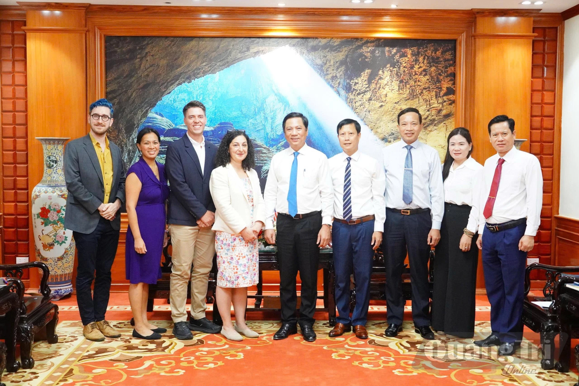 Chụp ảnh lưu niệm cùng các thành viên