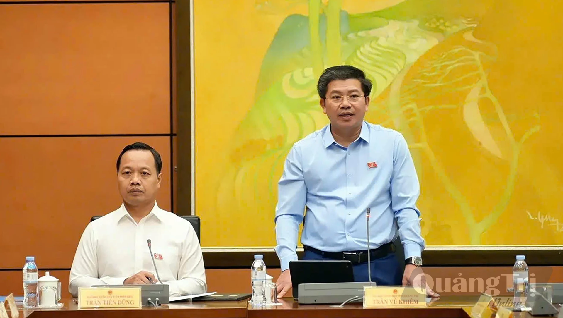 Đồng chí Trần Vũ Khiêm, Phó Bí thư Thường trực Tỉnh ủy, Trưởng đoàn ĐBQH tỉnh thảo luận về dự án Luật Thực hiện dân chủ ở cơ sở (sửa đổi) - Ảnh: CTV