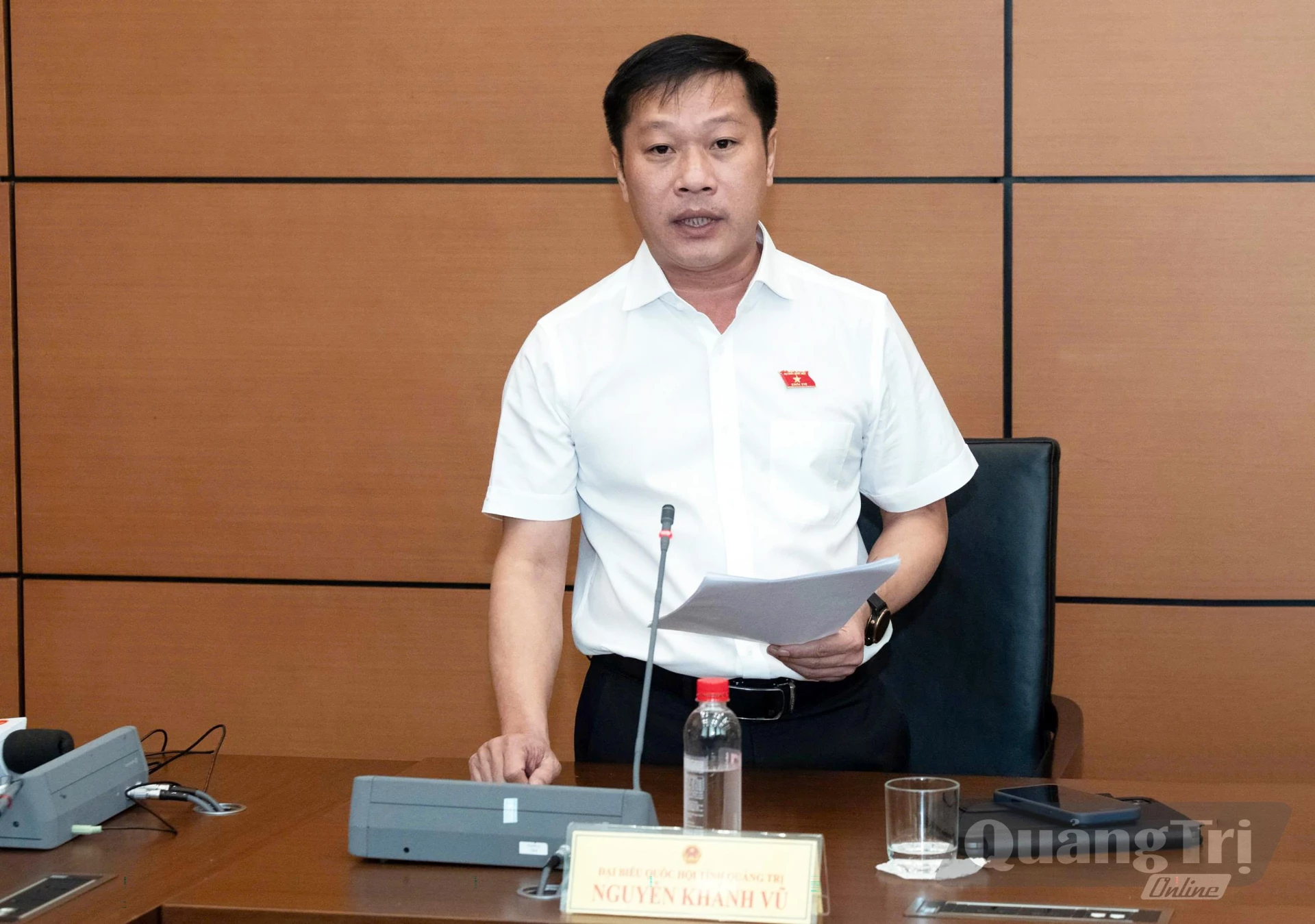 Đồng chí Nguyễn Khánh Vũ, Tỉnh ủy viên, Bí thư Đảng ủy, Chủ tịch HĐND phường Quảng Trị thảo luận về dự thảo Luật Nhà ở (sửa đổi) - Ảnh: CTV