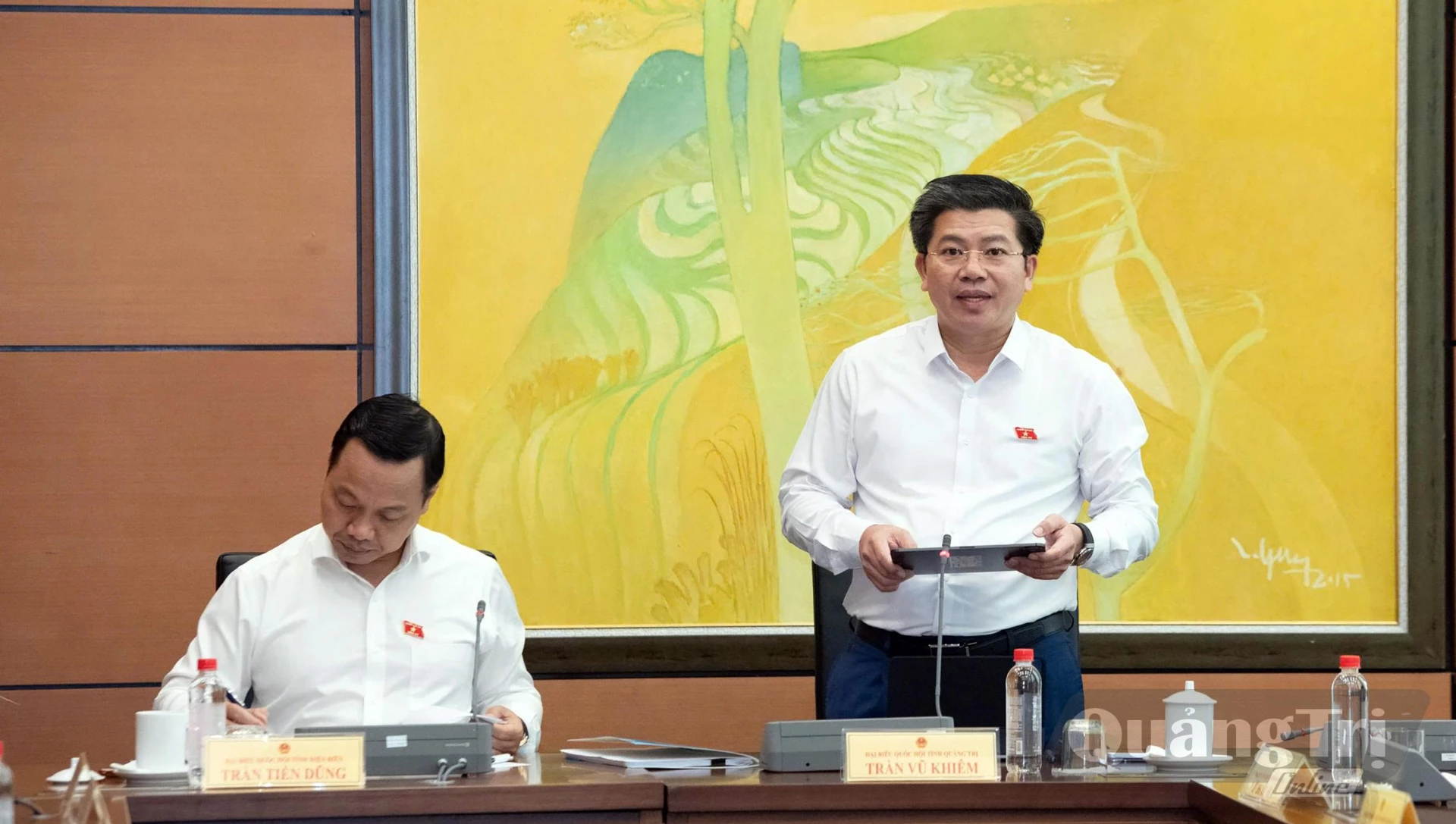 Đồng chí Trần Vũ Khiêm, Phó Bí thư Thường trực Tỉnh ủy, Trưởng đoàn ĐBQH tỉnh thảo luận về dự án Luật Đất đai (sửa đổi) - Ảnh: CTV