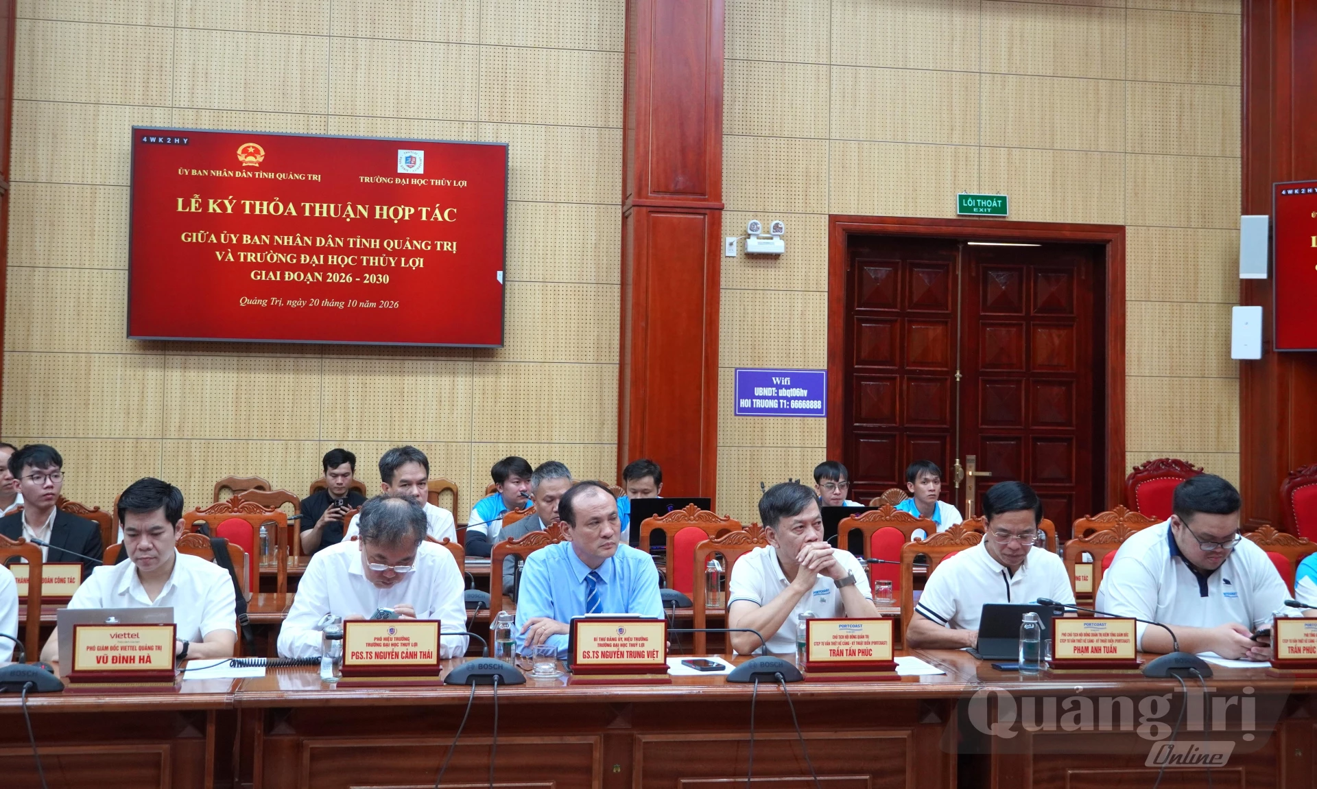 Các đại biểu dự buổi lễ - Ảnh: H.N