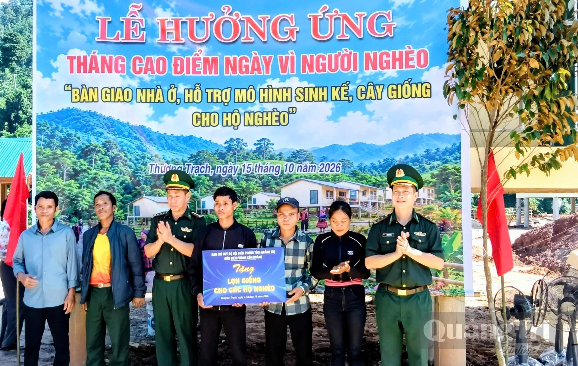 Đồn Biên phòng Cồn Roàng hỗ trợ mô hình lợn gióng cho các hộ nghèo  - ̉̉Ảnh: M.D
