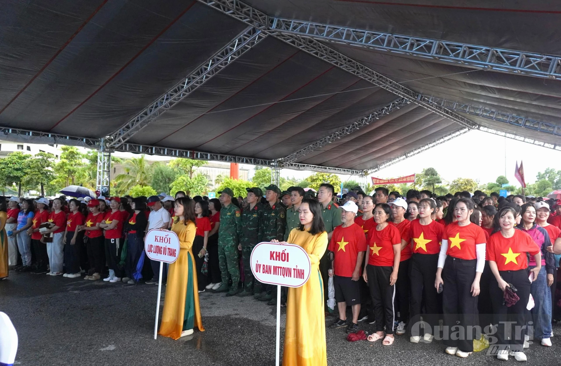 Lễ phát động thu hút hơn 2.700 cán bộ và người dân trên địa bàn tỉnh tham gia - Ảnh: H.T