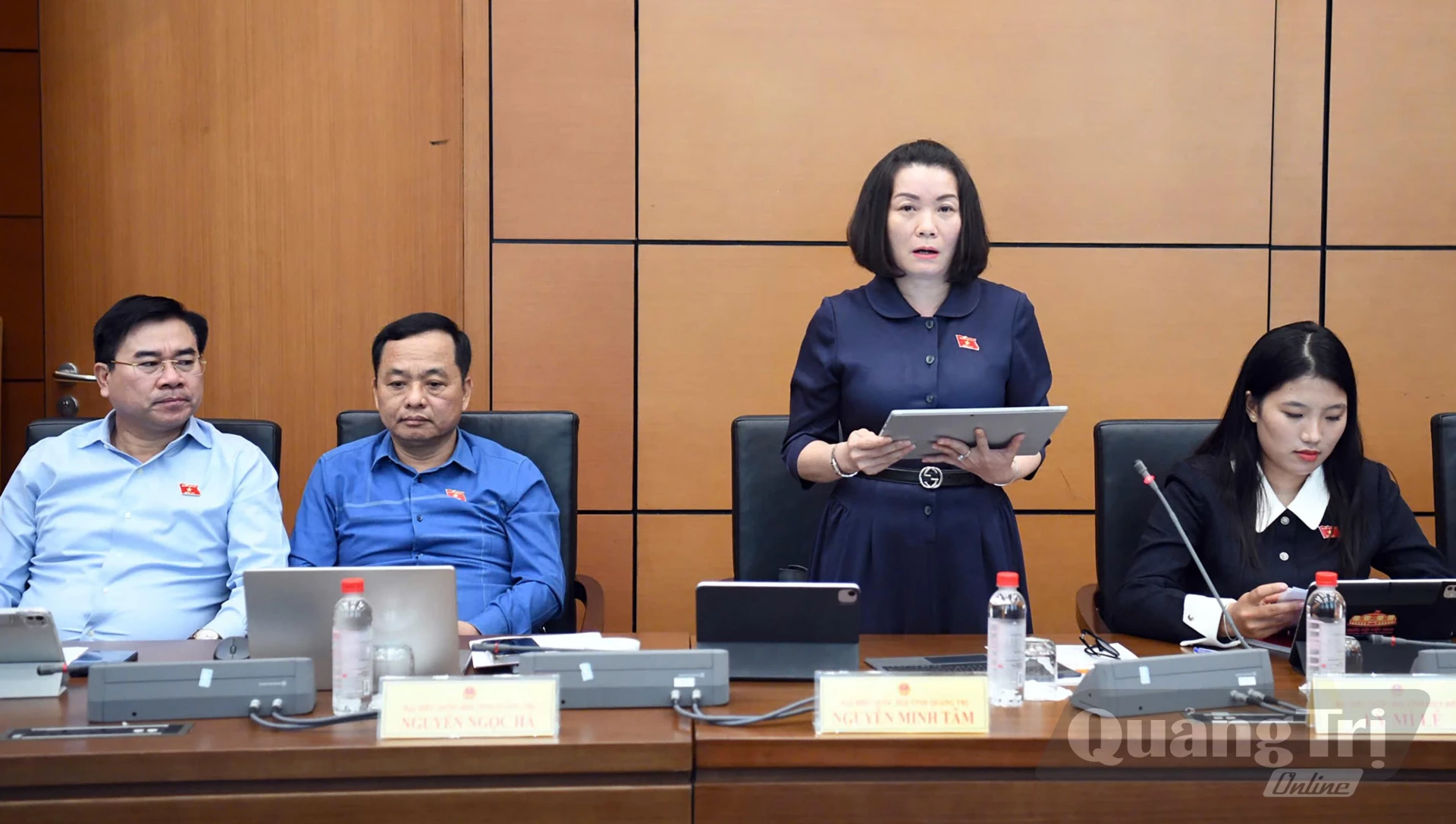 Đồng chí Nguyễn Minh Tâm, Tỉnh ủy viên, Phó Trưởng đoàn chuyên trách Đoàn ĐBQH tỉnh thảo luận về các dự án luật - Ảnh: CTV