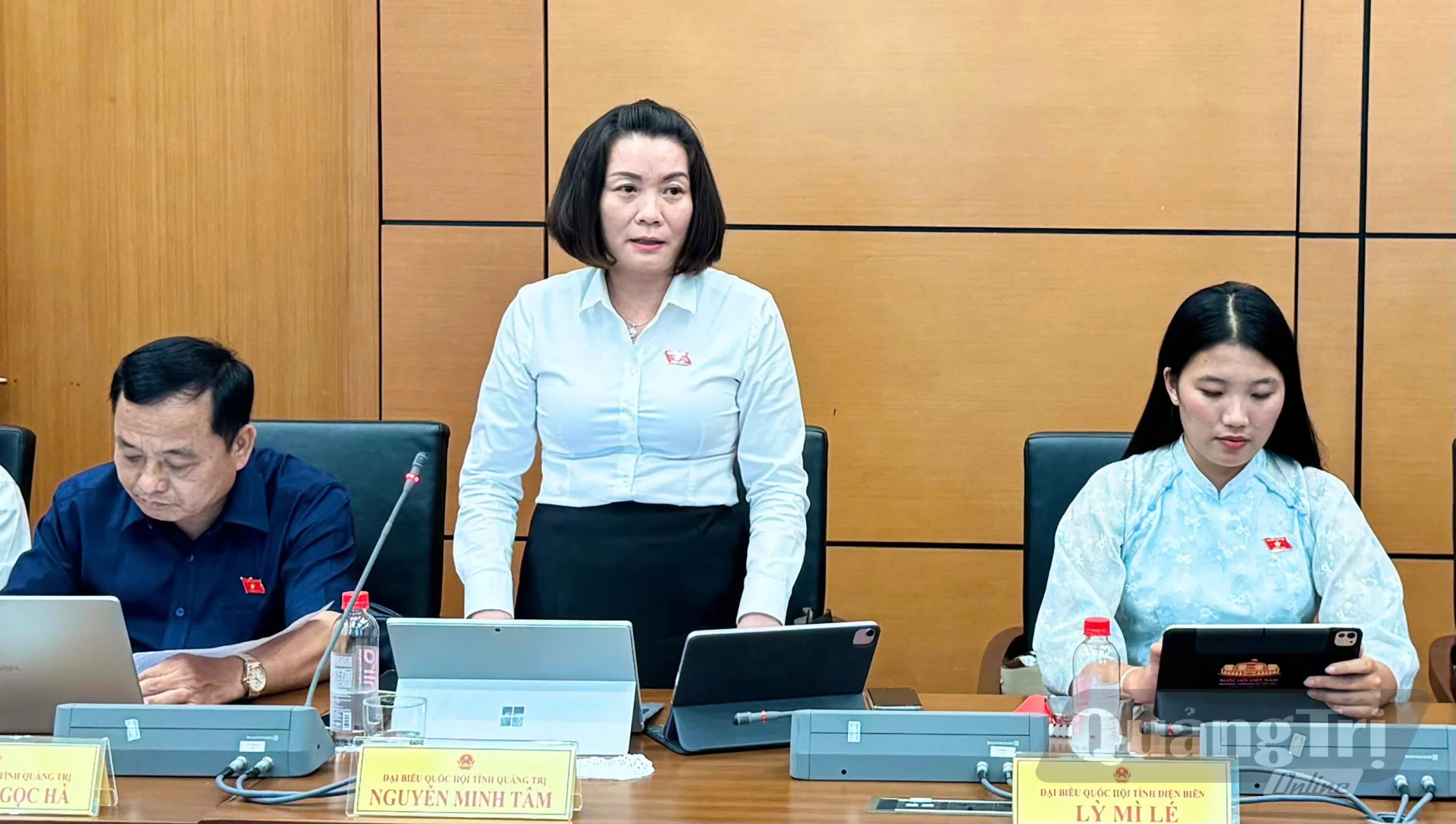 Đồng chí Nguyễn Minh Tâm, Phó Trưởng đoàn chuyên trách Đoàn ĐBQH tỉnh thảo luận về dự thảo Luật Xử lý vi phạm hành chính (sửa đổi) - Ảnh: CTV