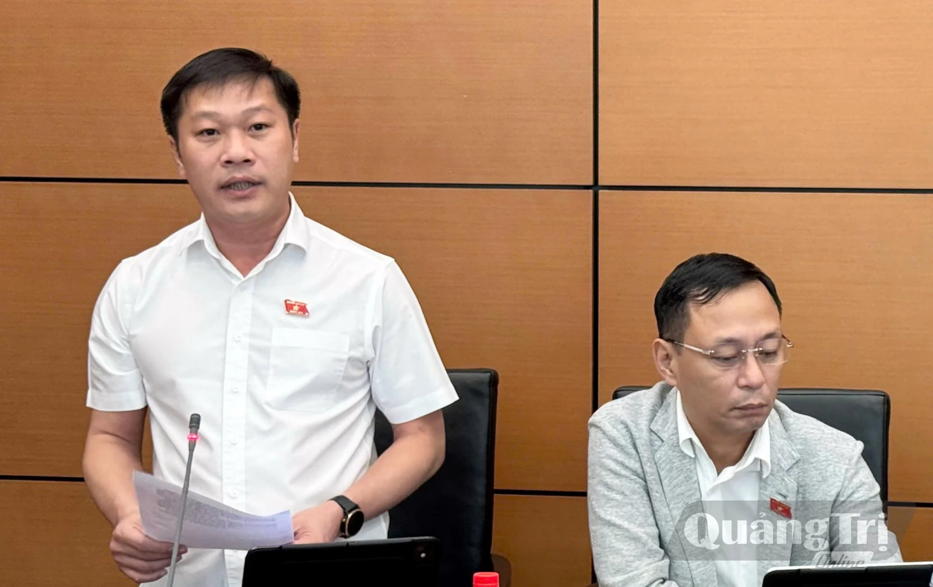 Đồng chí Nguyễn Khánh Vũ, Bí thư Đảng ủy, Chủ tịch HĐND phường Quảng Trị thảo luận về dự thảo Luật Xử lý vi phạm hành chính (sửa đổi) - Ảnh: CTV