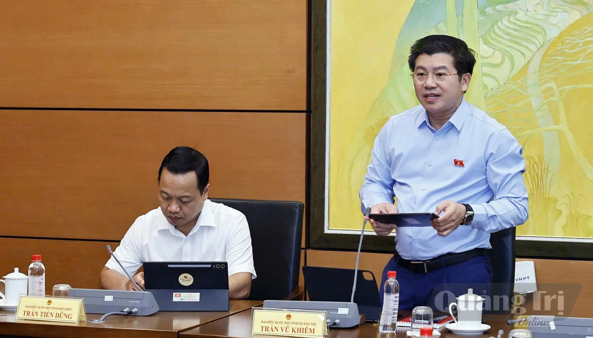 Đồng chí Trần Vũ Khiêm, Phó Bí thư Thường trực Tỉnh ủy, Trưởng đoàn ĐBQH tỉnh thảo luận về dự thảo Luật Xử lý vi phạm hành chính (sửa đổi) - Ảnh: CTV