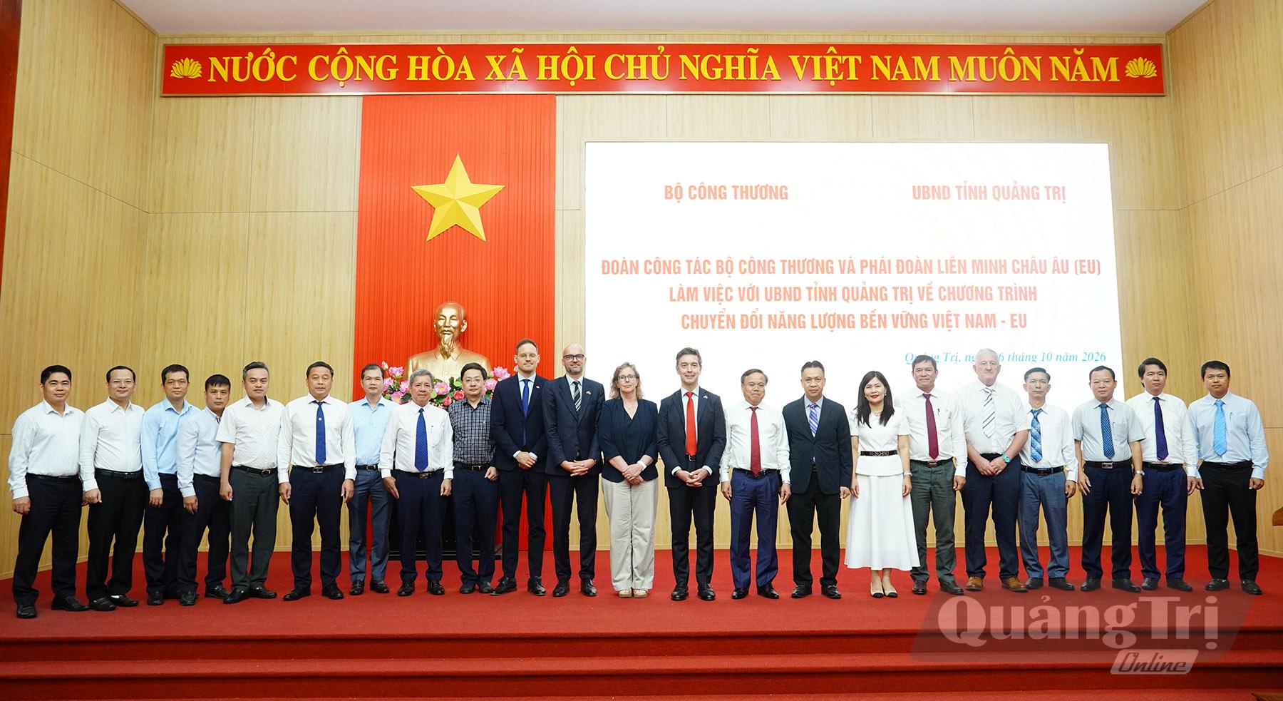 Các đại biểu tham dự buổi làm việc chụp ảnh lưu niệm - Ảnh: NL
