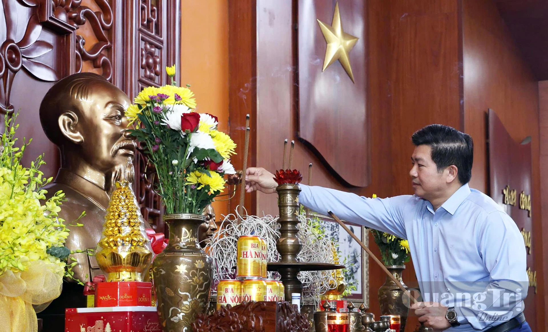 ồng chí Trần Vũ Khiêm, Phó Bí thư Thường trực Tỉnh ủy, Trưởng đoàn ĐBQH tỉnh Quảng Trị dâng hương tri ân Chủ tịch Hồ Chí Minh, Đại tướng Võ Nguyên Giáp, Trung tướng Đồng Sỹ Nguyên và các Anh hùng liệt sĩ Trường Sơn - Ảnh: CTV