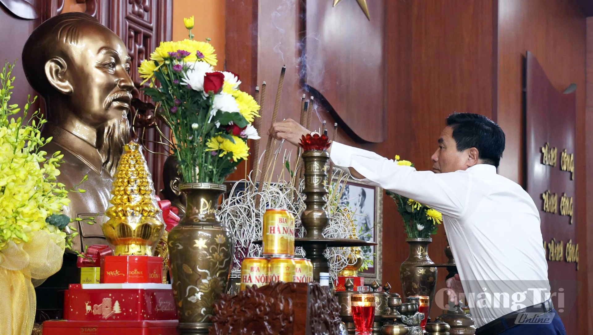 Đồng chí Thượng tướng Nguyễn Doãn Anh, Phó Chủ tịch Quốc hội dâng hương tri ân Chủ tịch Hồ Chí Minh, Đại tướng Võ Nguyên Giáp, Trung tướng Đồng Sỹ Nguyên và các Anh hùng liệt sĩ Trường Sơn - Ảnh: CTV