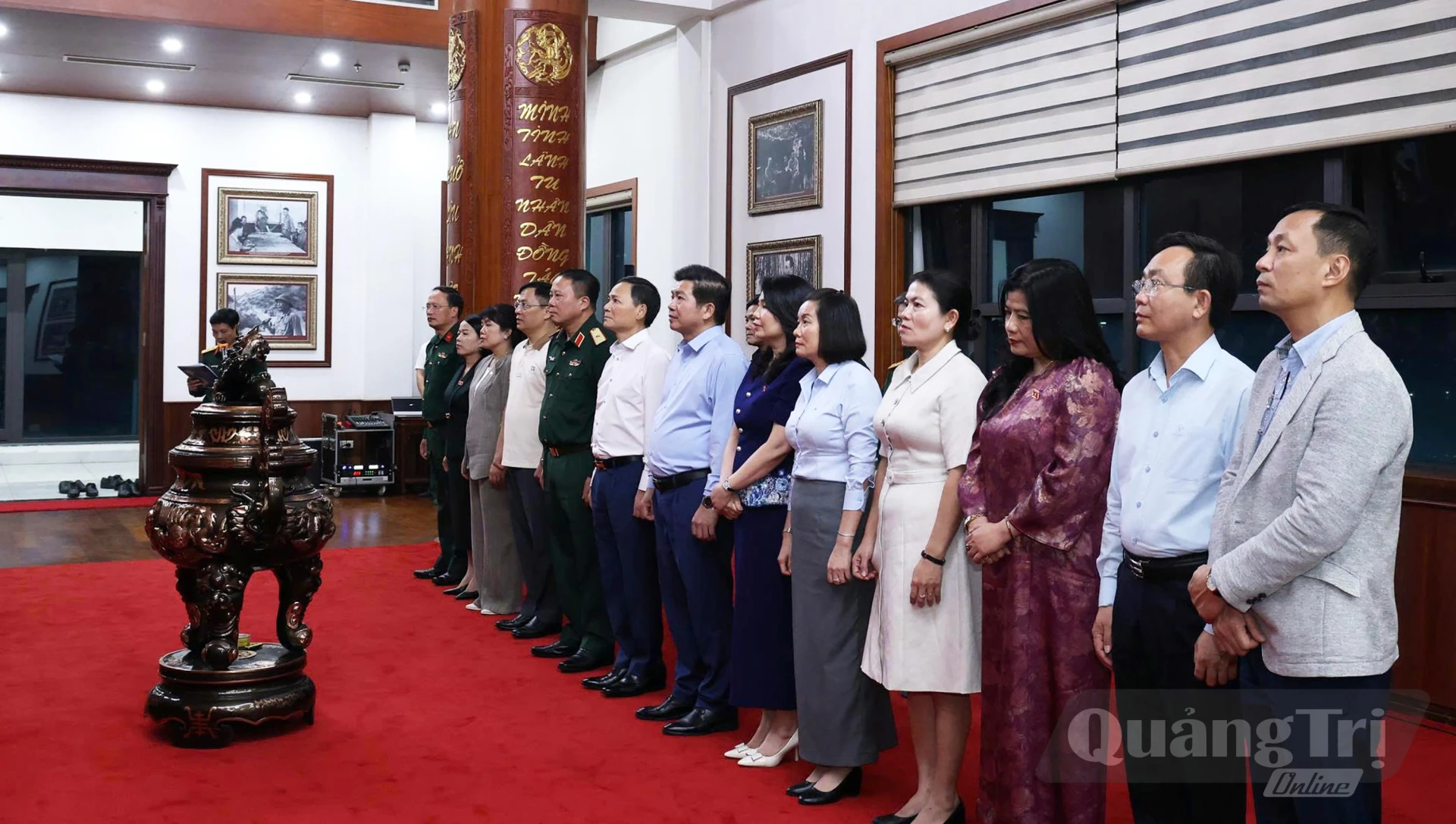 Các đại biểu dâng hương tri ân Chủ tịch Hồ Chí Minh, Đại tướng Võ Nguyên Giáp, Trung tướng Đồng Sỹ Nguyên và các Anh hùng liệt sĩ Trường Sơn - Ảnh: CTV