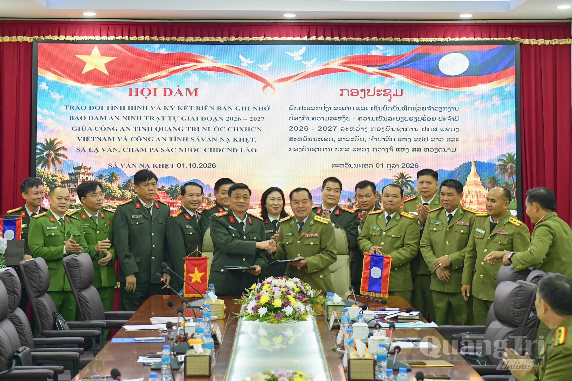 (2)	Lãnh đạo Công an tỉnh Quảng Trị và Công an tỉnh Savannakhet ký kết, trao đổi biên bản ghi nhớ bảo đảm an ninh, trật tự giai đoạn 2026 – 2027.