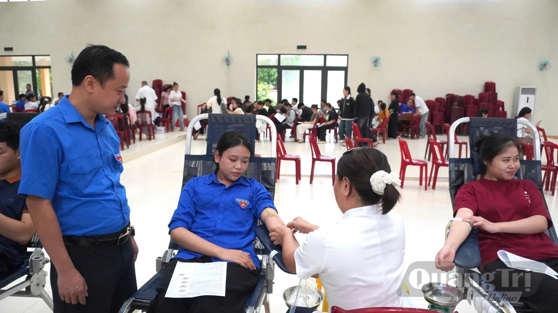 Đại diện Tỉnh đoàn Quảng Trị thăm hỏi, động viên đoàn viên tham gia hiến máu. - Ảnh: H.T