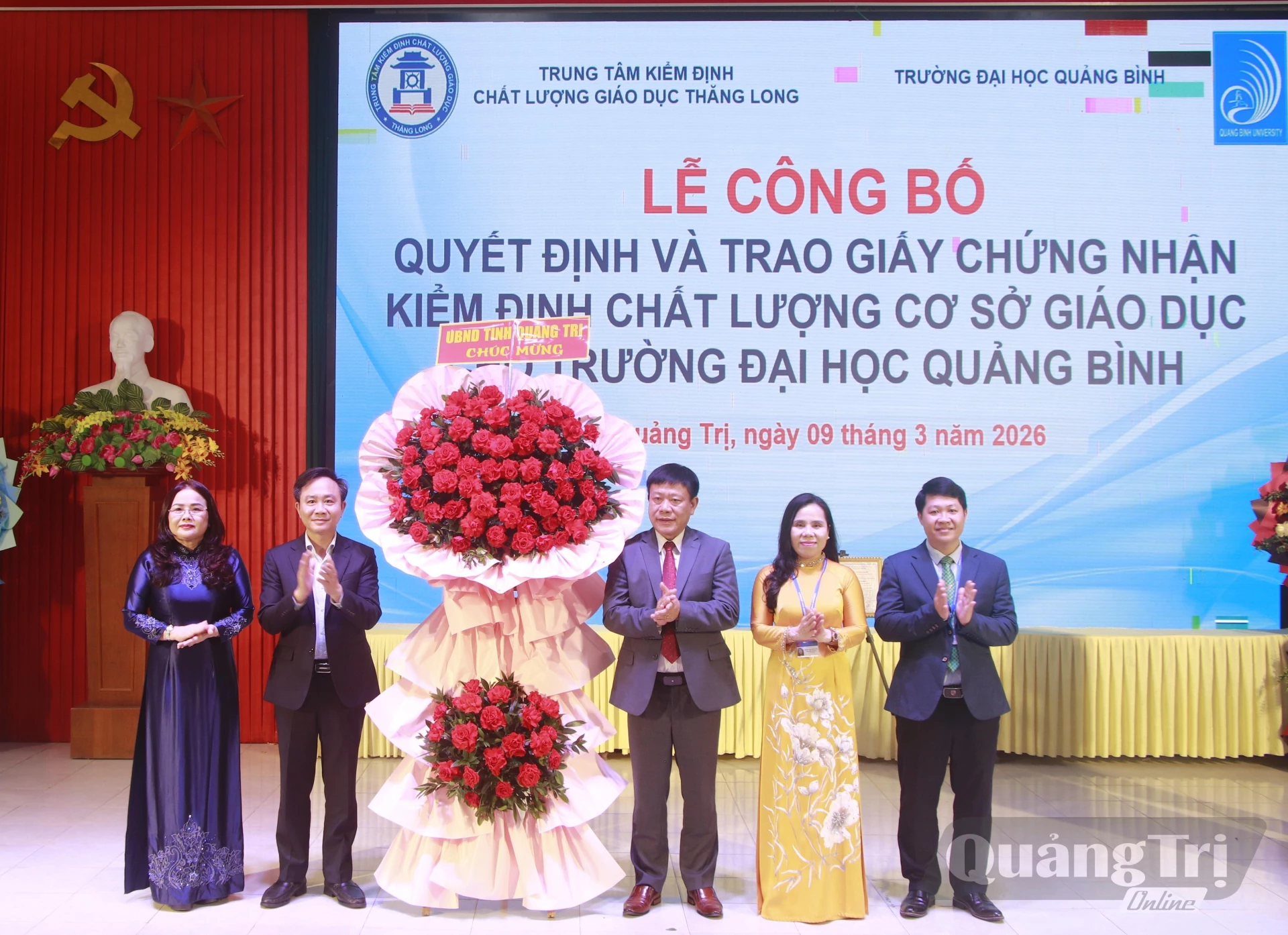 Đồng chí Hoàng Xuân Tân, Phó Chủ tịch UBND tỉnh và lãnh đạo Sở Giáo dục-Đào tạo tặng hoa chúc mừng  Trường đại học Quảng Bình được công nhận đạt chuẩn kiểm định chất lượng cơ sở giáo dục - Ảnh: ĐHQB