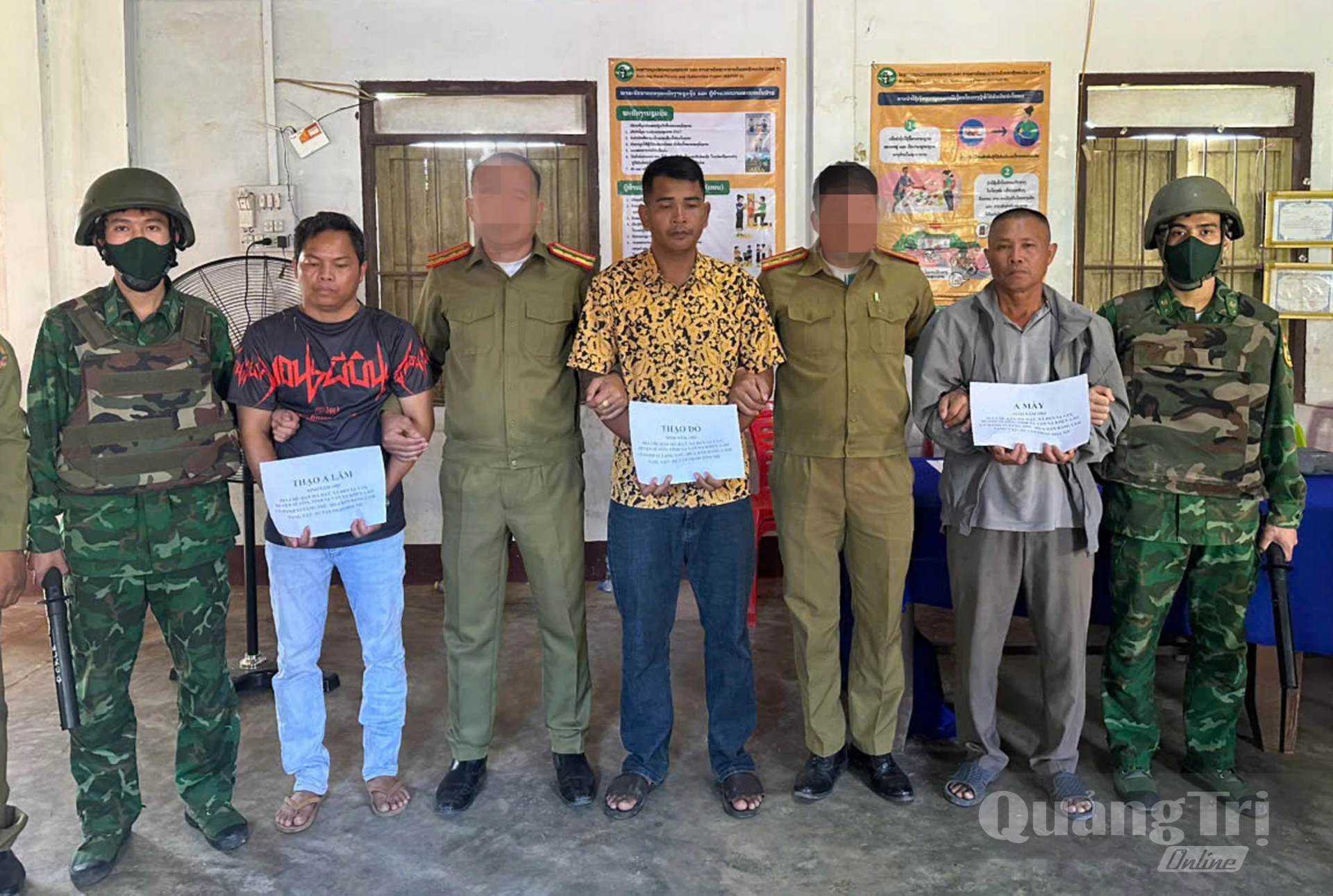 2. Ba đối tượng người lào trong đường dây mua bán, vận chuyển pháo nổ từ Lào vào Việt Nam bị các lực lượng phối hợp bắt giữ.
