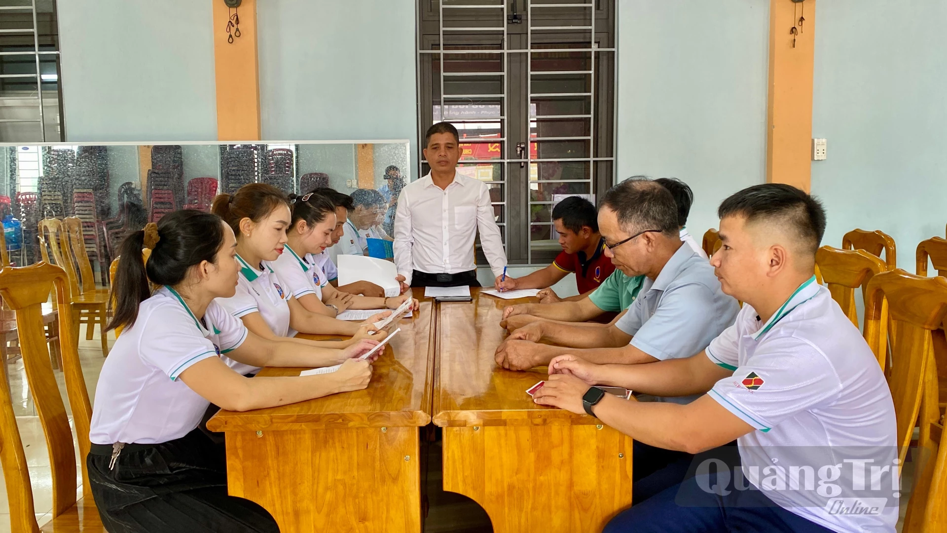 Anh Phan Thanh Tùng làm việc với tổ chuyển đổi số cộng đồng thôn Mai Thủy - Ảnh: H.N