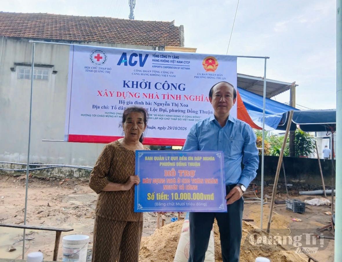 Lãnh đạo Phường Đồng Thuận trao bảng tượng trưng số tiền hỗ trợ xây nhà tình nghĩa.- Ảnh: HĐ