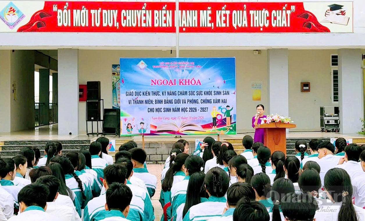 Ngành y tế xã Nam Hải Lăng phối hợp với các cơ sở giáo dục trên địa bàn tuyên truyền về bình đẳng giới cho học sinh trong trường học-Ảnh: B.N