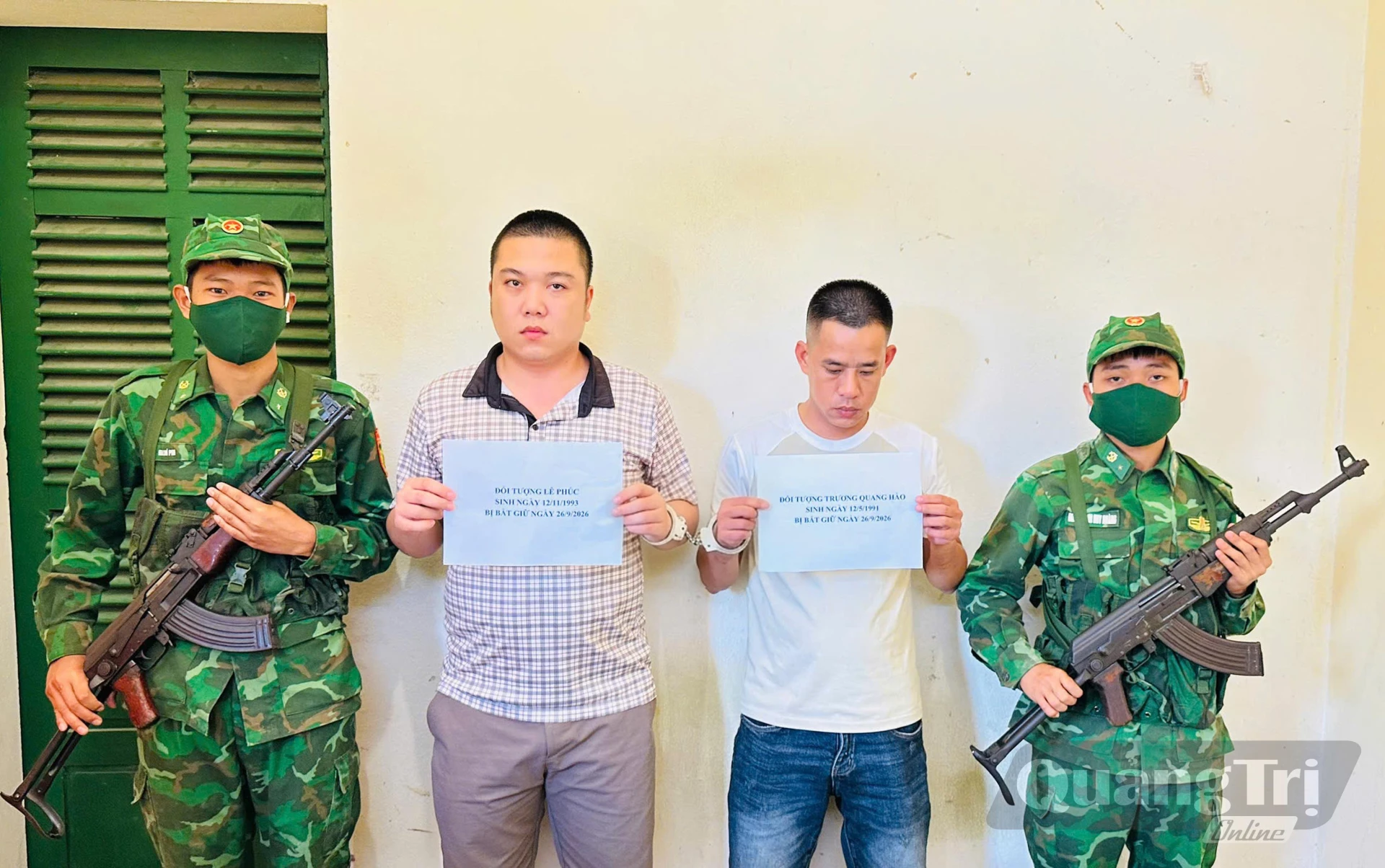 Hai đối tượng Lê Phúc và Trương Quang Hào bị bắt với hành vi “Tổ chức cho người khác xuất cảnh Việt Nam trái phép” - Ảnh: H.N