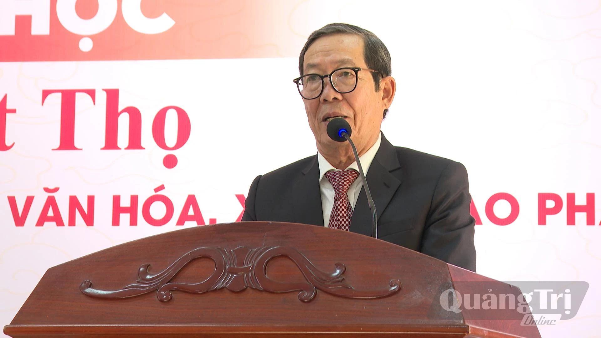 Tiến sĩ Nguyễn Bình, Chủ tịch Hội khoa học lịch sử tỉnh Quảng Trị phát biểu tại Hội thảo. Ảnh: V.A