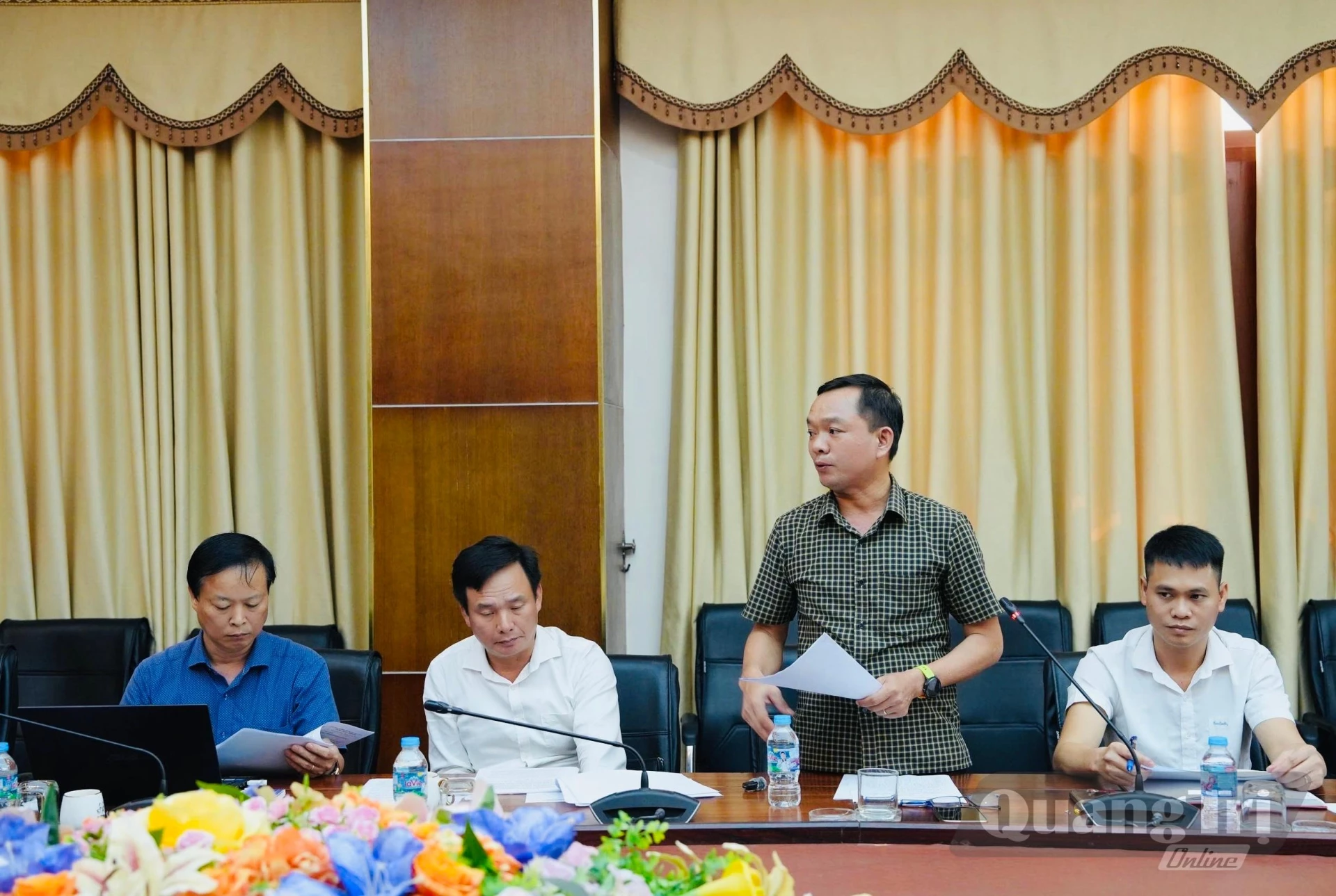 Đại diện lãnh đạo Trung tâm Phát triển Quỹ đất tỉnh báo cáo phương án tiếp nhận, quản lý và kế hoạch đưa ra cho thuê các trụ sở, cơ sở nhà, đất dôi dư đợt 1 - Ảnh: Mỹ Nhị 