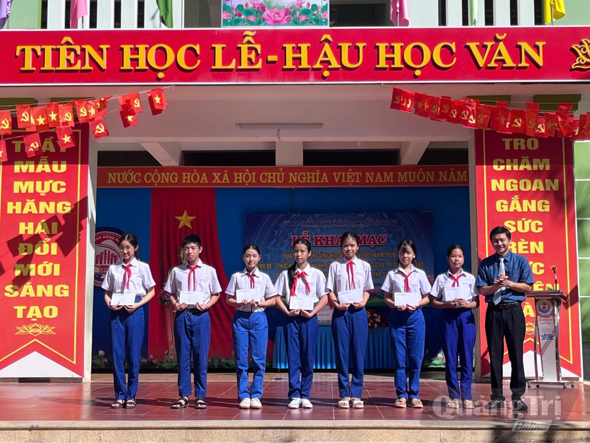 Trao tặng các phần quà cho các em học sinh có thành tích cao trong học tập - Ảnh: LO 